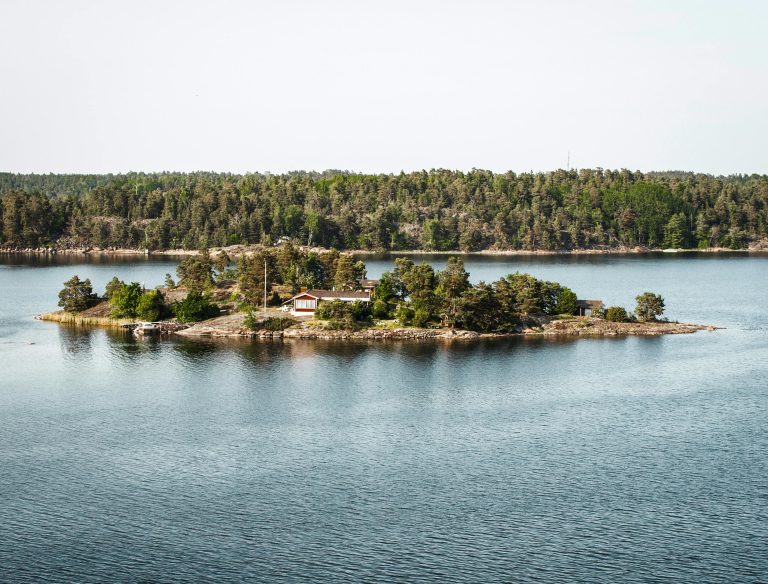 Laiturin suojaaminen talveksi alkaa uimaportaiden irrottamisesta